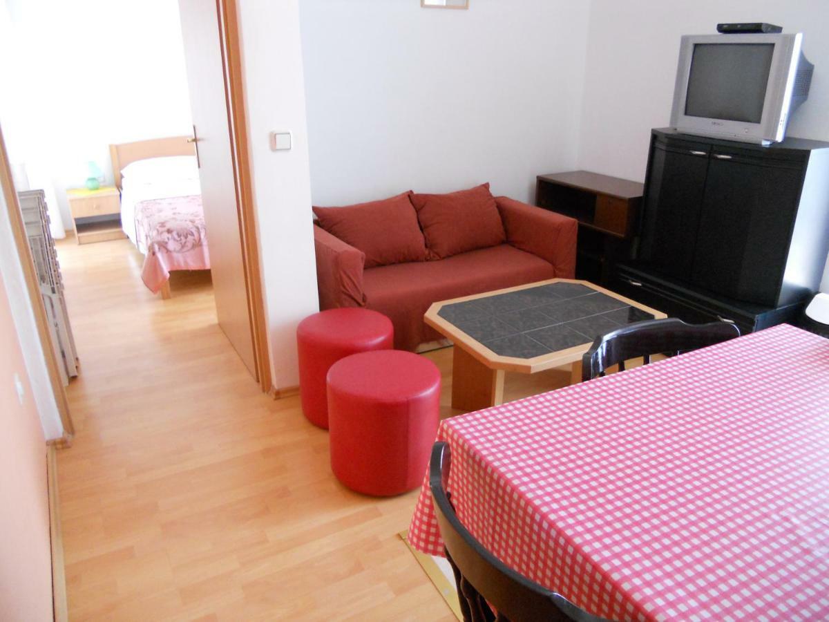 Apartments Violeta Бетина Екстериор снимка