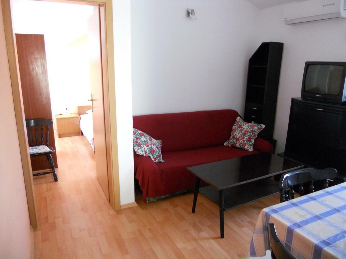 Apartments Violeta Бетина Екстериор снимка